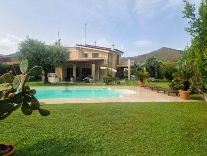 POZZUOLI (NA) ad. Via Campana (Via Pietrarse) VILLA TRILIVELLI CON PISCINA